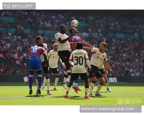 詹俊分析利物浦教练团队转型决心与老问题的持续挑战需耐心应对 詹俊分析利物浦教练团队转型决心与老问题的持续挑战需耐心应对